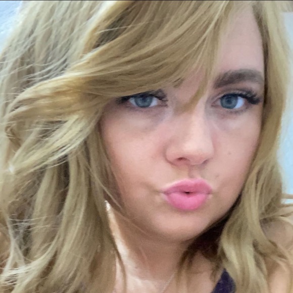 Meet your posher Danielle! - Picture 2 of 3